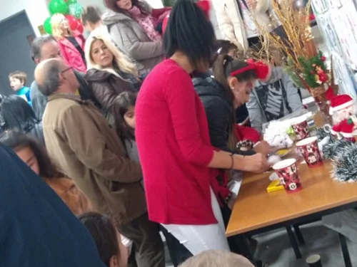 Χριστουγεννιάτικη εκδήλωση για τα παιδιά της Μάνδρας από το ΕΚ Ελευσίνας και το ΙΝΕ/ΓΣΕΕ