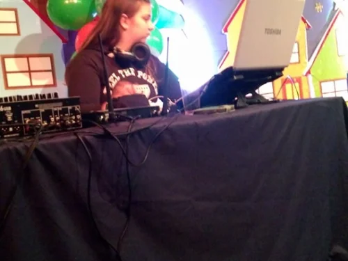 Χριστουγεννιάτικη εκδήλωση για τα παιδιά της Μάνδρας από το ΕΚ Ελευσίνας και το ΙΝΕ/ΓΣΕΕ